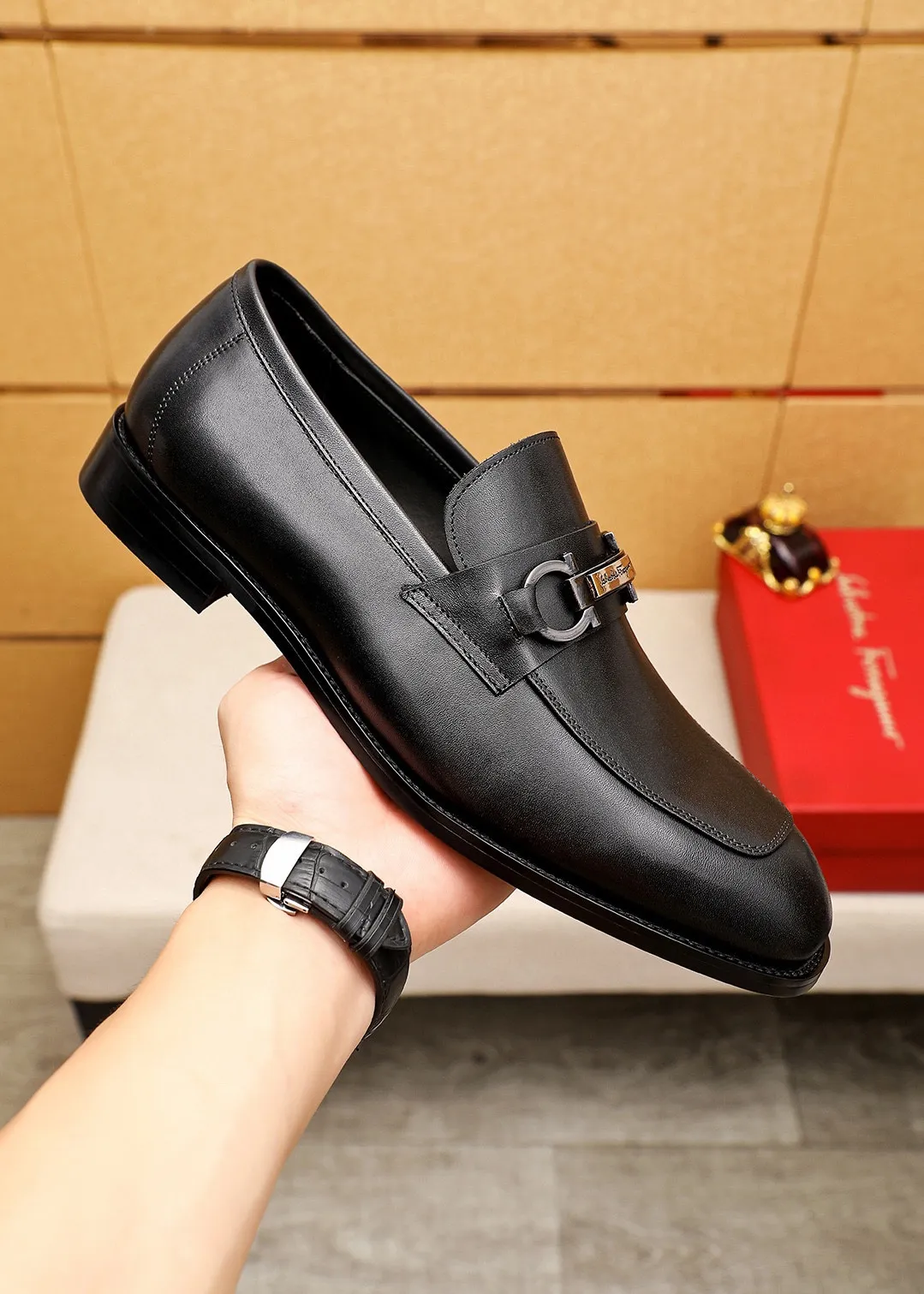 Men's shoes 💰460 💐 Product trademark: Ferragamo "Ferragamo" casual leather shoes Regular size: 38-44 (45.46🉑️customized) Product materials: Selected imported first-layer calfskin upper + luxury hardware buckle, imported water-dyed cowhide leather lining. Strong three-dimensional visual effect, original rubber outsole Color: 1⃣️color optional